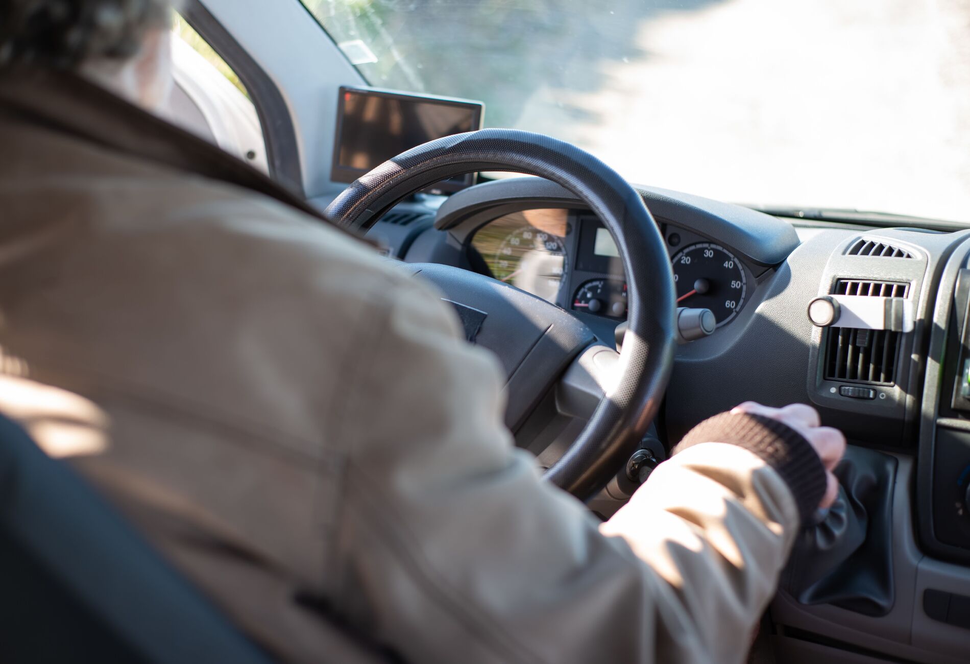 Chauffeur achter het stuur